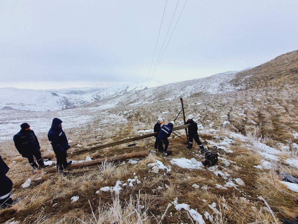 Elektrik direğini omuzlarında taşıdılar