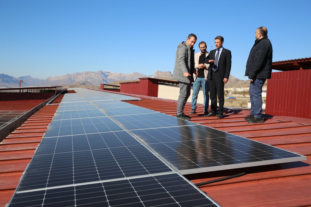 Öğrencilerin çatıya kurduğu 495 panelle fakültenin elektrik ihtiyacı karşılanıyor