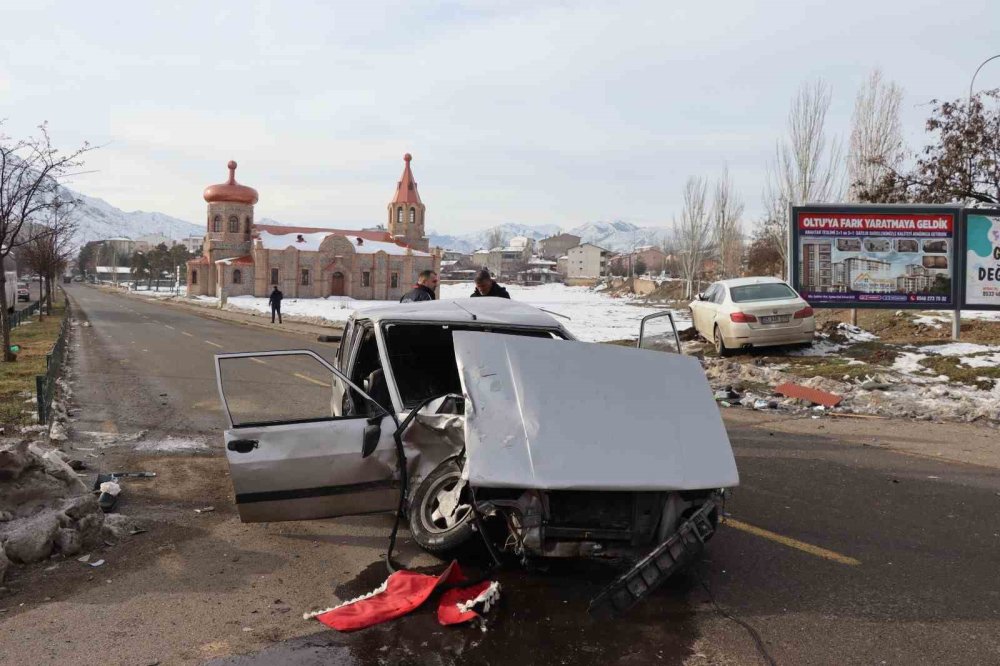 Oltu’da trafik kazası: 4 yaralı