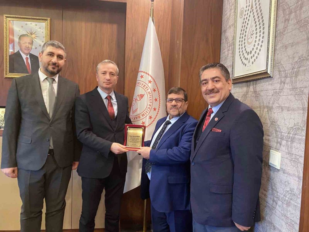 45 yıl görev yapan eğitimci emekliye ayrıldı