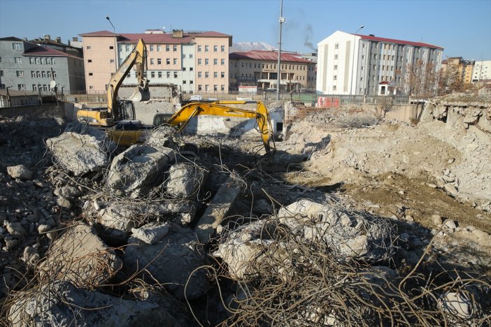 aa-20241212-36461277-36461274-hakkari-ve-yuksekovada-depreme-dayaniksiz-kultur-merkezleri-yikiliyor.jpg