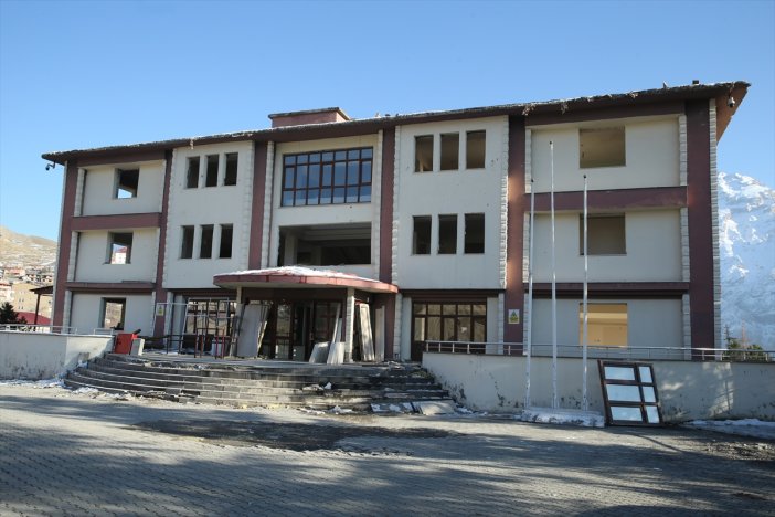 aa-20241212-36461277-36461276-hakkari-ve-yuksekovada-depreme-dayaniksiz-kultur-merkezleri-yikiliyor.jpg