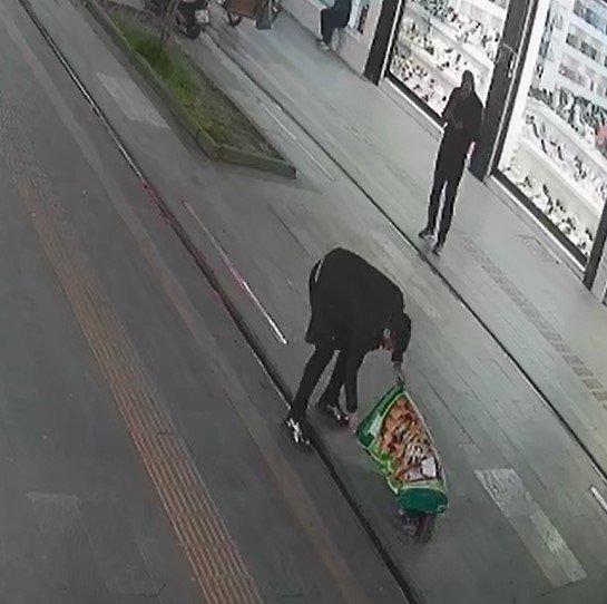 Batman'da çöpten aldığı çuvalla oynarken boğulma tehlikesi geçiren çocuğu vatandaşlar kurtardı