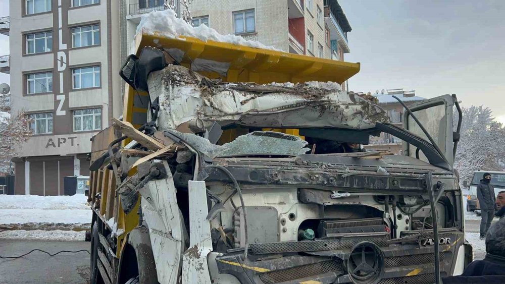 Direksiyon hakimiyetini kaybeden kamyon sürücüsü kömürlüğe daldı