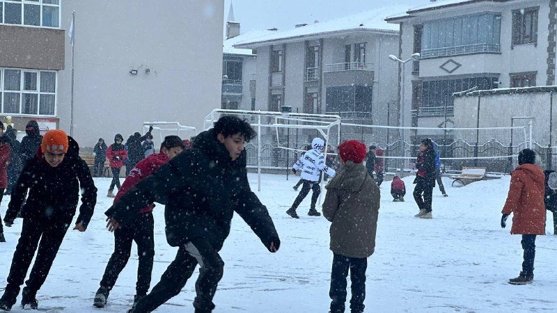 Erzincan’da öğrenciler kar topu oynayarak karın keyfini çıkardı