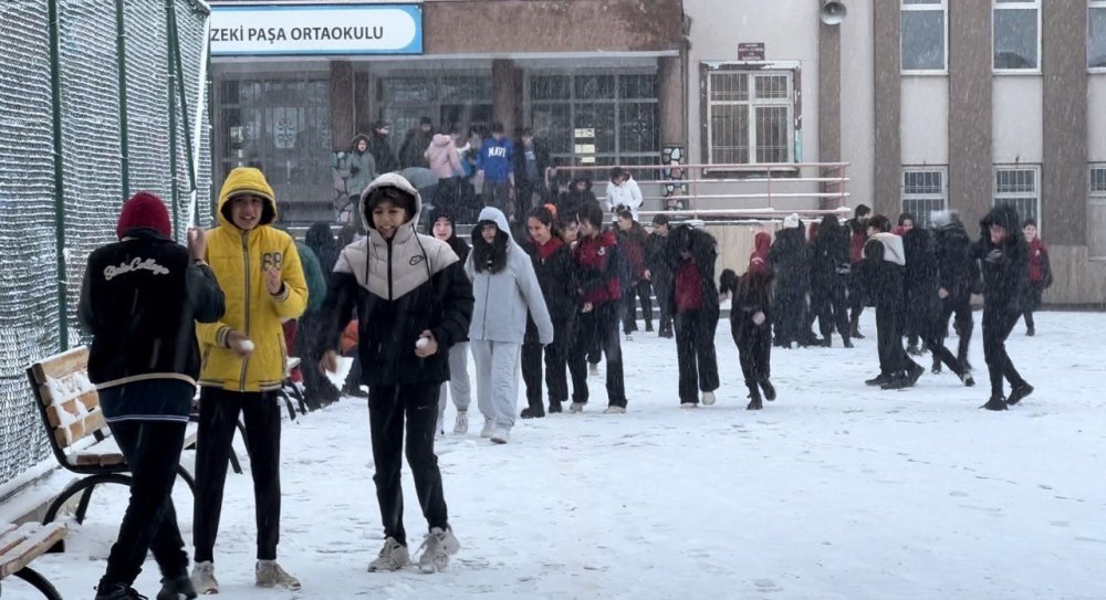Erzincan’da öğrenciler kar topu oynayarak karın keyfini çıkardı