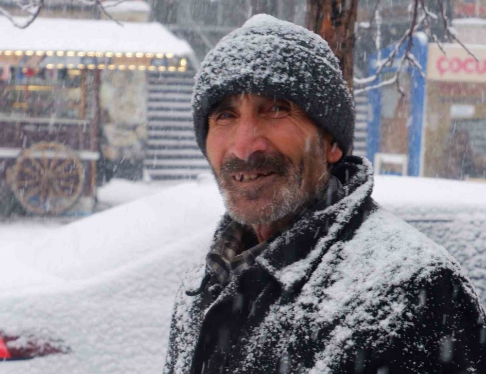 Erzurum'da kar yağışı: Şehir beyaza büründü