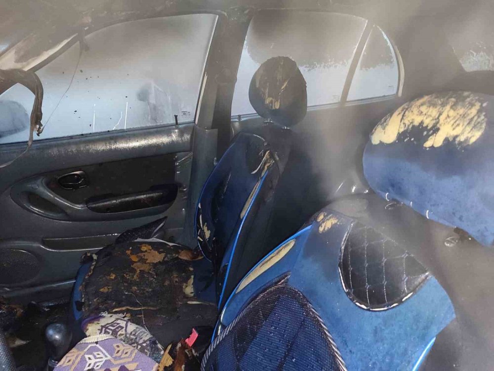 Muş'ta park halindeki otomobil alev aldı