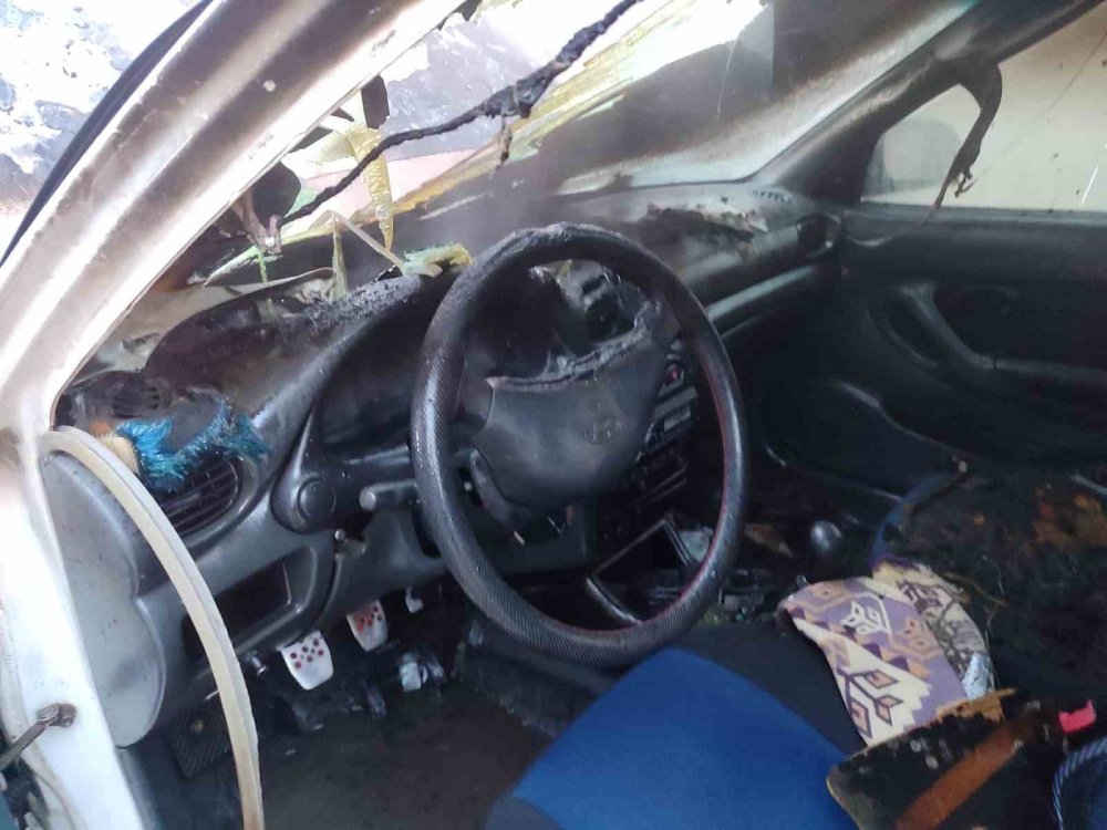 Muş'ta park halindeki otomobil alev aldı