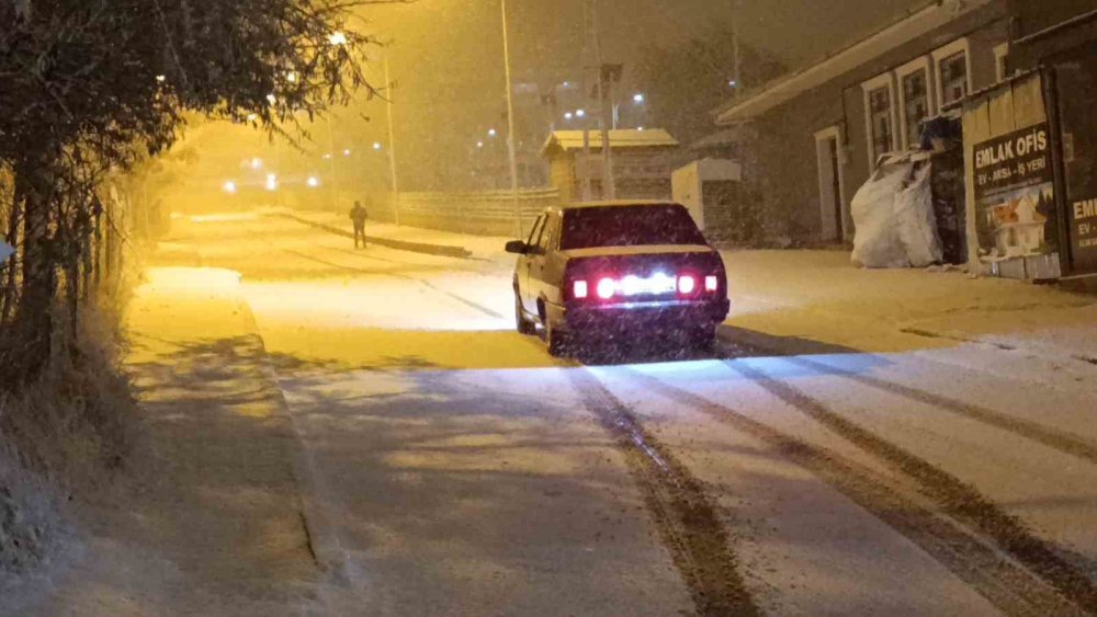 Van’da yoğun kar yağışı etkili oluyor