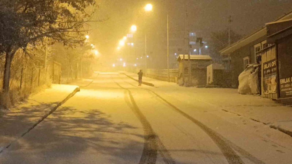 Van’da yoğun kar yağışı etkili oluyor