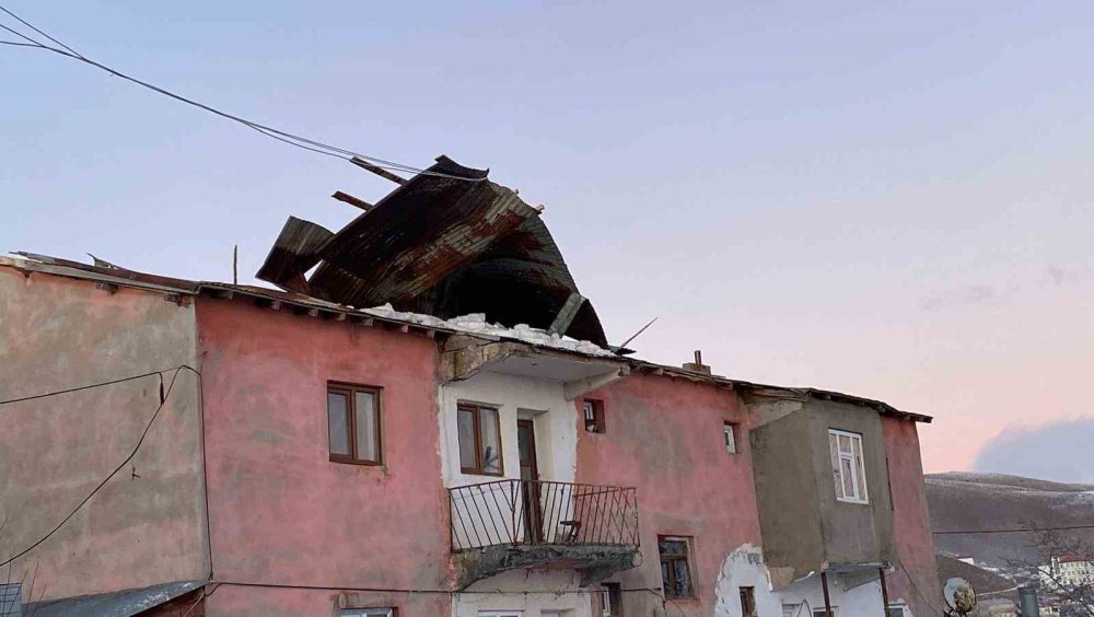 Bingöl’de şiddetli rüzgar ve tipi nedeni ile çatılar uçtu