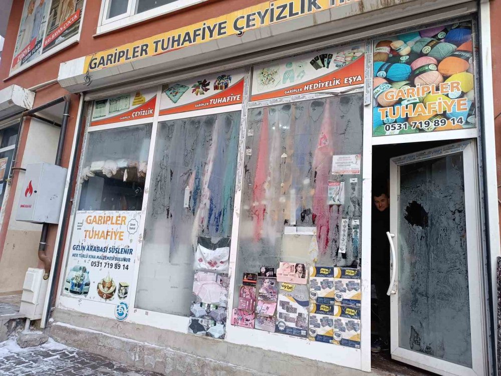 Diyadin’de iş yerlerinin camları buz tuttu