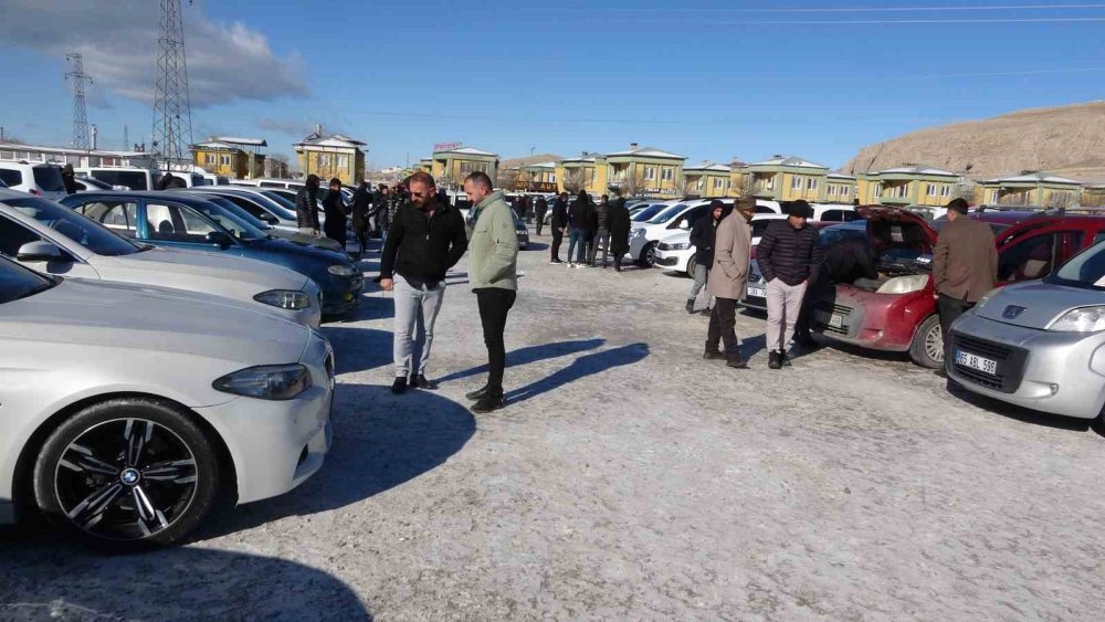 Van’da'daki açık oto pazarında kuru kalabalık var