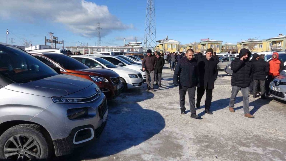 Van’da'daki açık oto pazarında kuru kalabalık var