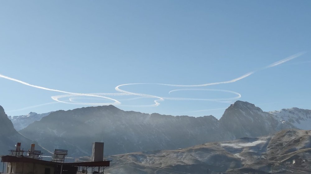 Hakkari semalarında daire çizen uçaklar şaşırttı