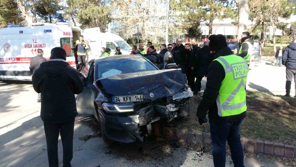 Malatya'da otomobillerin çarpıştığı kazada 2’si çocuk 3 kişi yaralandı