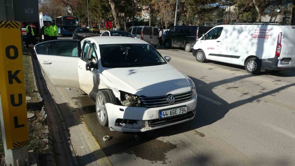 Malatya'da otomobillerin çarpıştığı kazada 2’si çocuk 3 kişi yaralandı