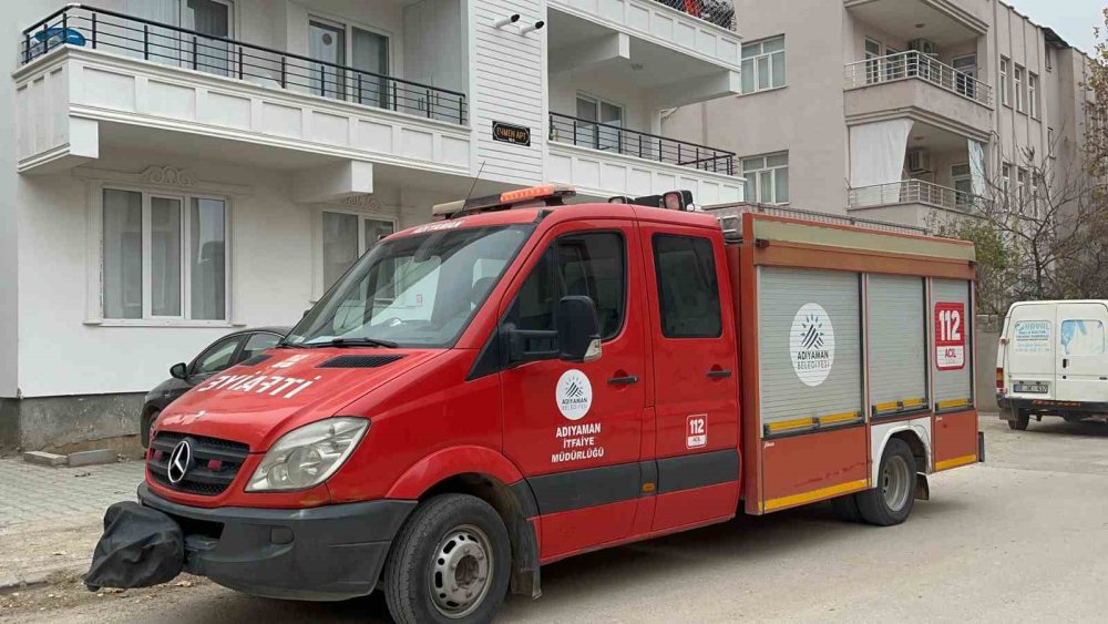 Asansörde mahsur kalan şahsı itfaiye ekipleri kurtardı