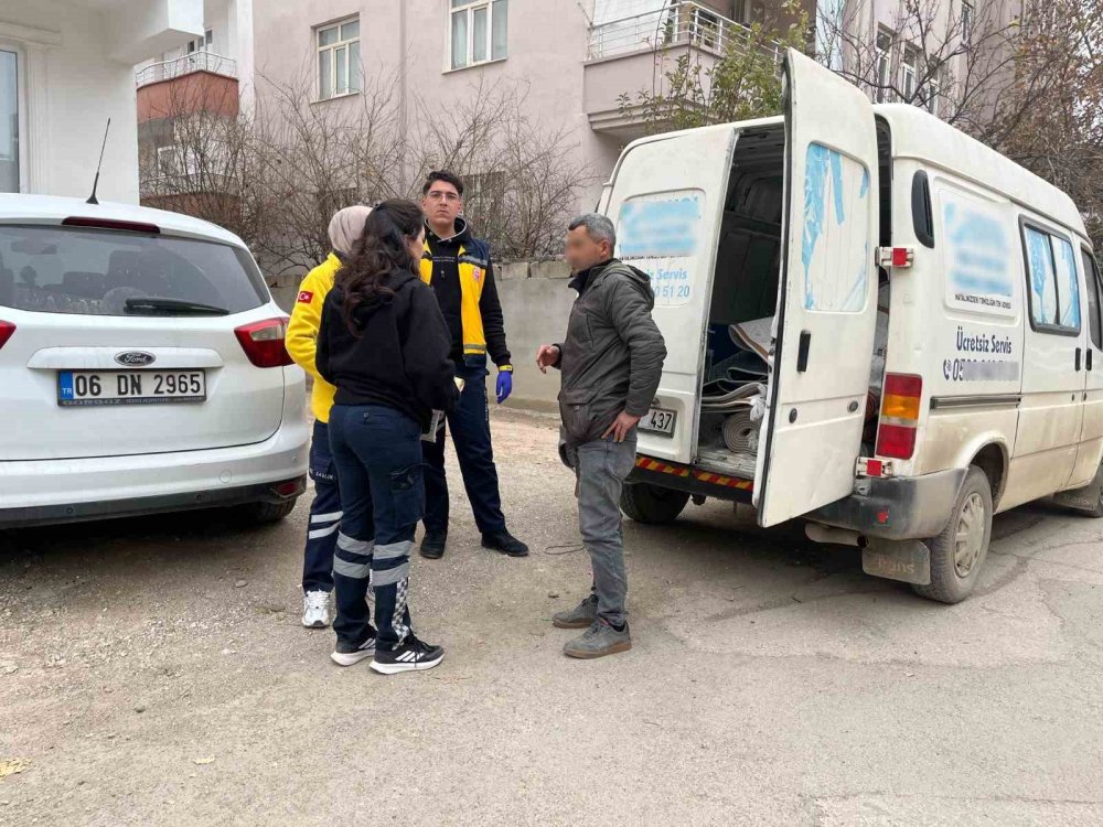 Asansörde mahsur kalan şahsı itfaiye ekipleri kurtardı