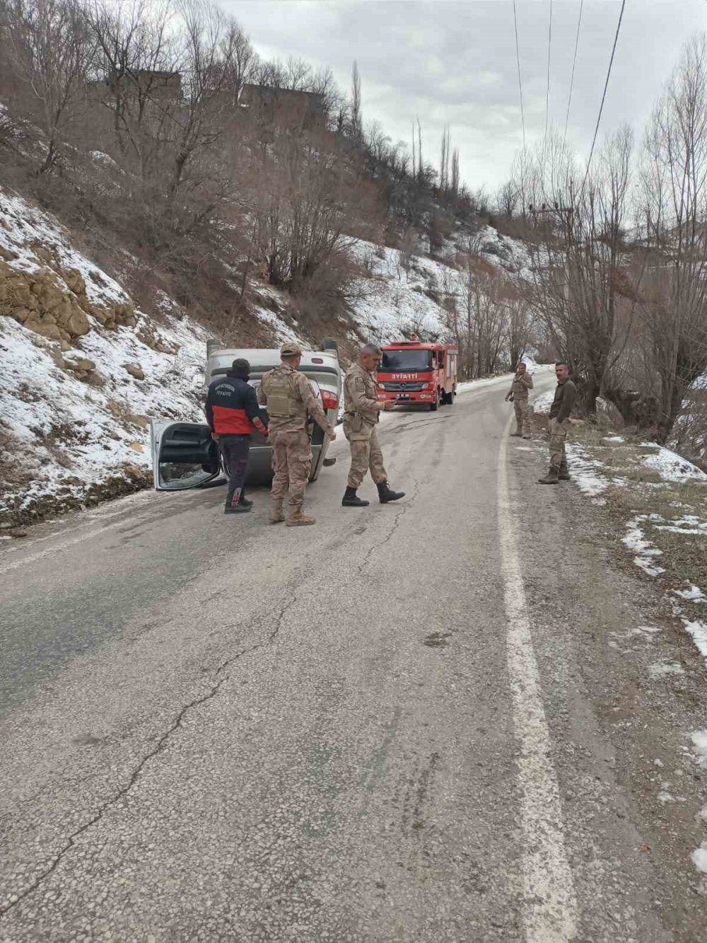 Otomobil buzlanan yolda takla attı: 2 kişi yaralandı