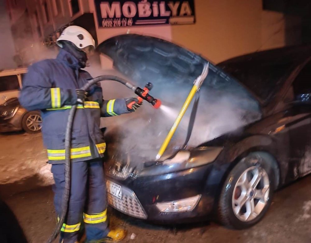 Van’da park halindeki otomobilde yangın çıktı