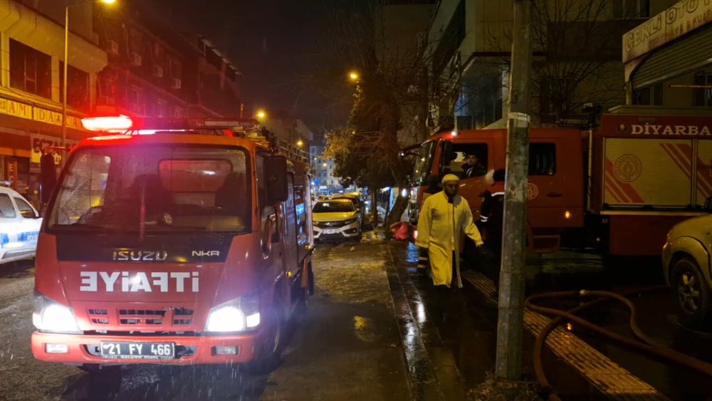 Diyarbakır'da bir apartman dairesinde çıkan yangında anne ve bebeği dumandan etkilendi