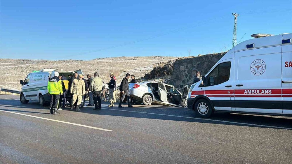 Duvara çarpan otomobilin sürücüsü hayatını kaybetti