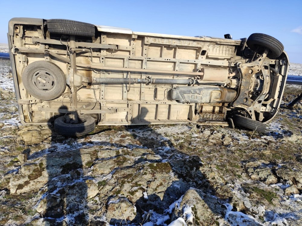 Öğretmenleri taşıyan minibüs tarlaya yuvarlandı: 11 yaralı