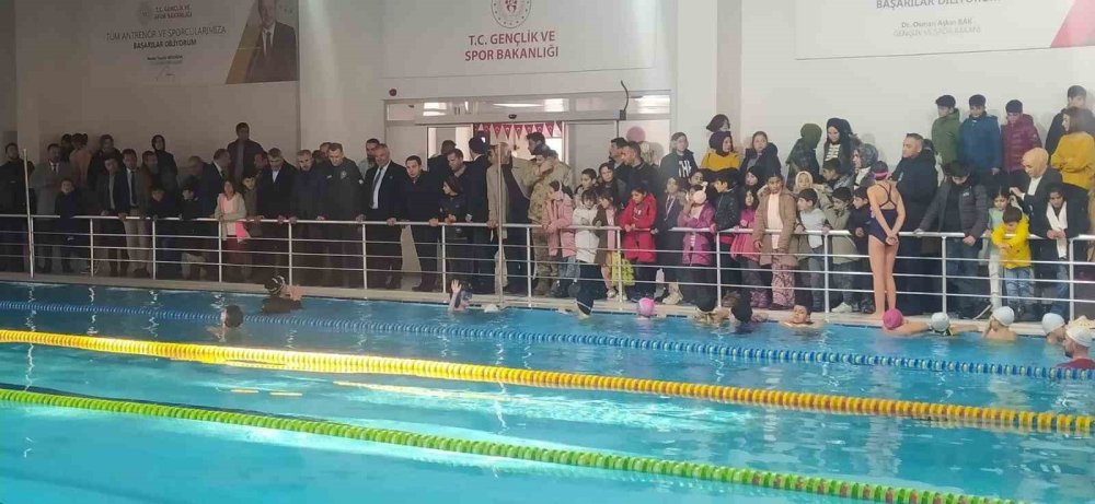 Muradiye’de yarı olimpik yüzme havuzu hizmete açıldı