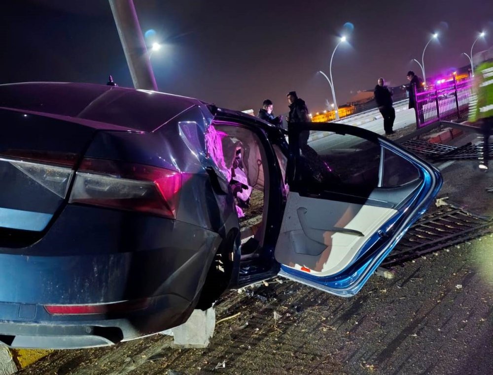 Van’da refüje çarpan otomobilin sürücüsü ağır yaralandı