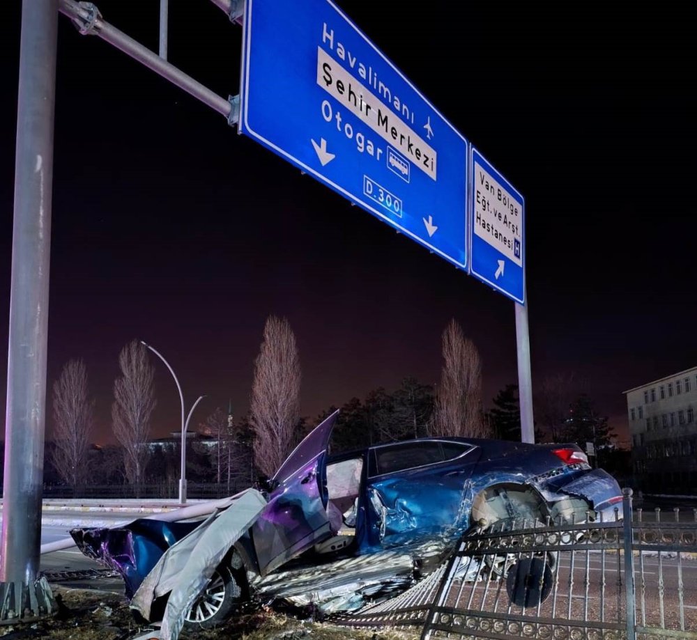 Van’da refüje çarpan otomobilin sürücüsü ağır yaralandı