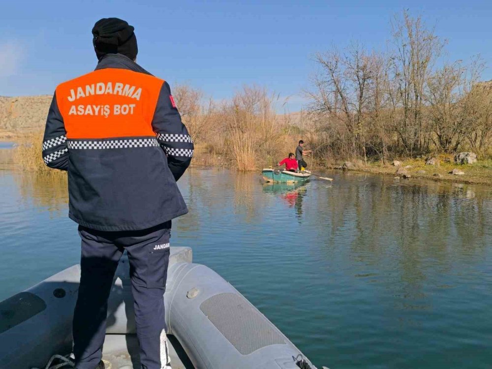 Ağ ile avlanma yasağına uymayan 2 kişiyi jandarma yakaladı