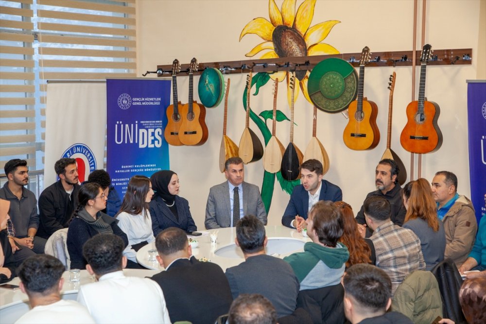 Gençlik Hizmetleri Genel Müdürü Efendioğlu, Hakkari'de öğrencilerle buluştu