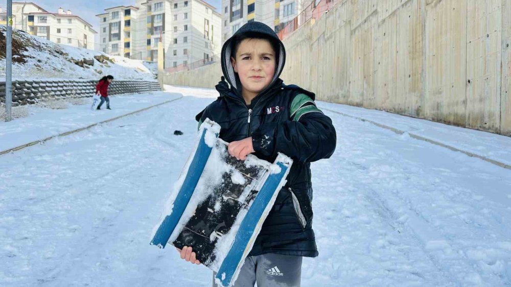 Yüksekova’da kar yağışını çocuklar eğlenceye çevirdi