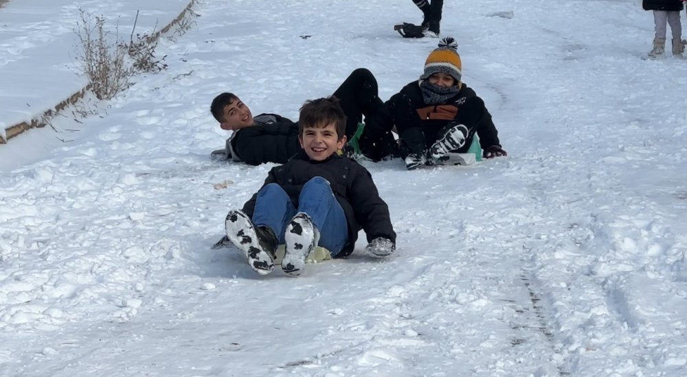 Yüksekova’da kar yağışını çocuklar eğlenceye çevirdi