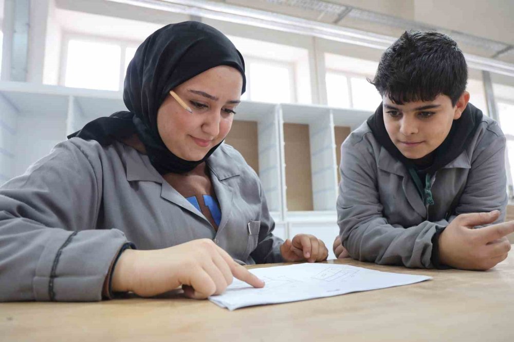 Kulağında kalem elinde çekiçle mobilya bölümünün tek kız öğrencisi