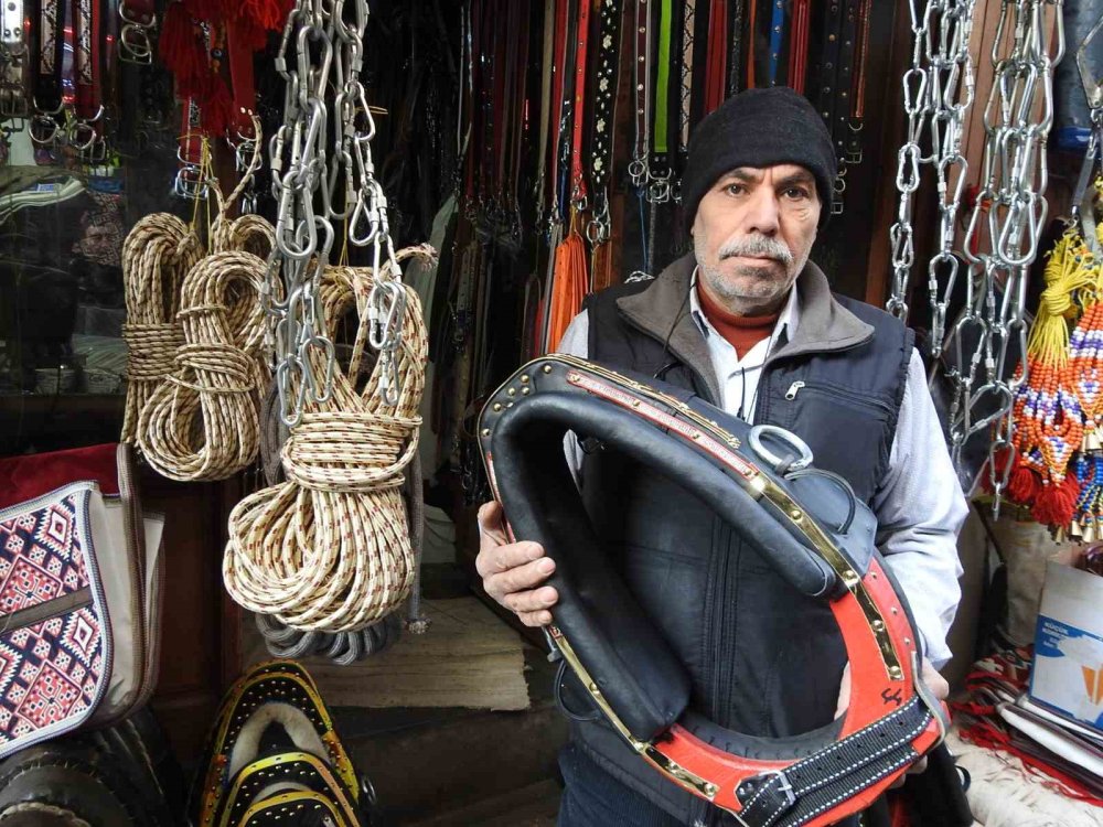 Antep'te göz rahatsızlığı nedeniyle başladığı mesleğini severek yapıyor