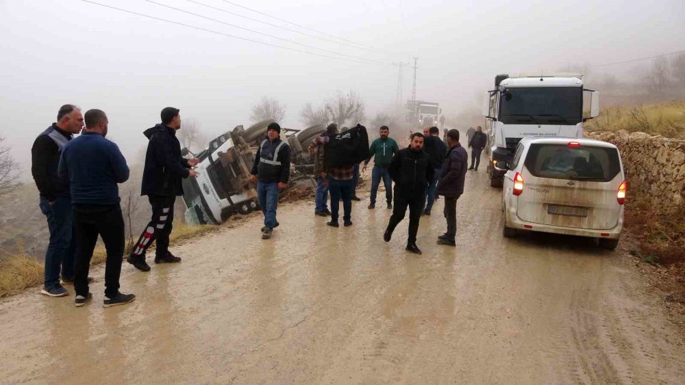 Hafriyat kamyonu şarampole devrildi: 1 kişi yaralandı