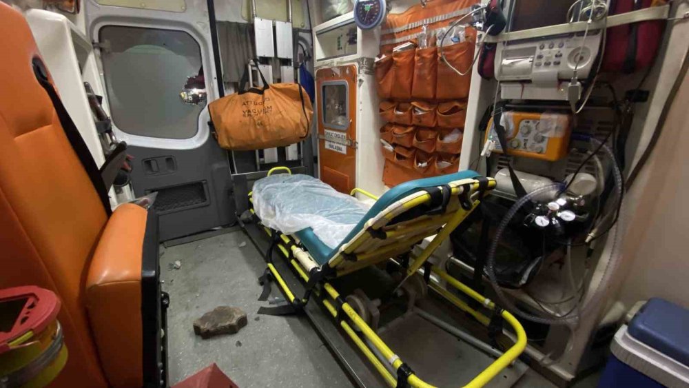 Hasta taşıyan ambulansa 74'üncü kez taşla saldırdı