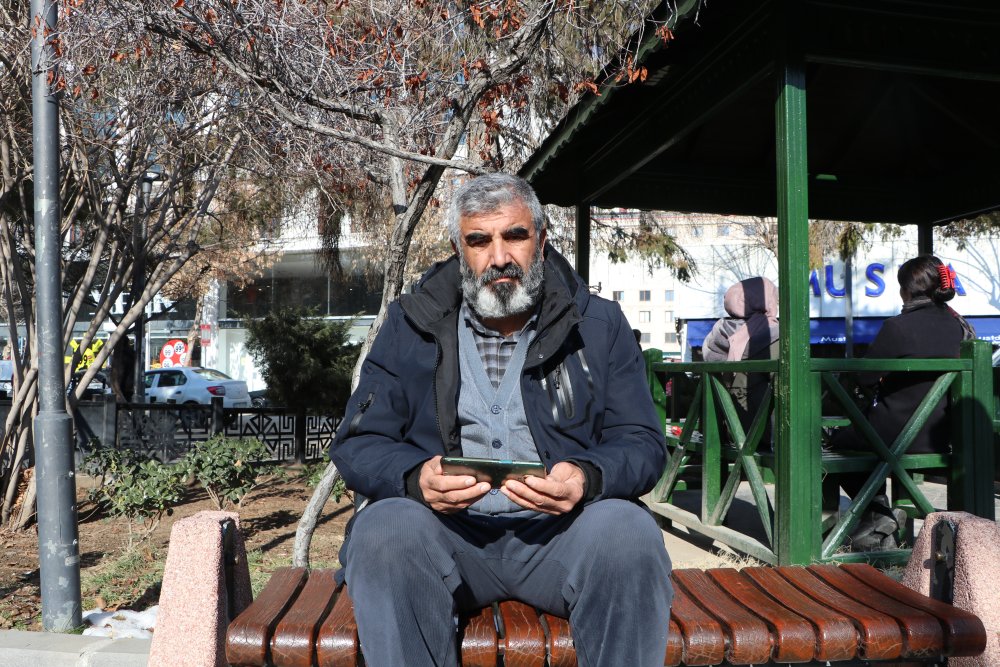 Kızı Rojin ile Van'da gezdiği yerlere gidip, sınıfındaki sırasına çiçek bıraktı