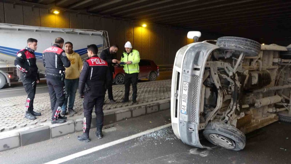 Otomobil ile çarpışan hafif ticari araç devrildi: 2 kişi yaralandı