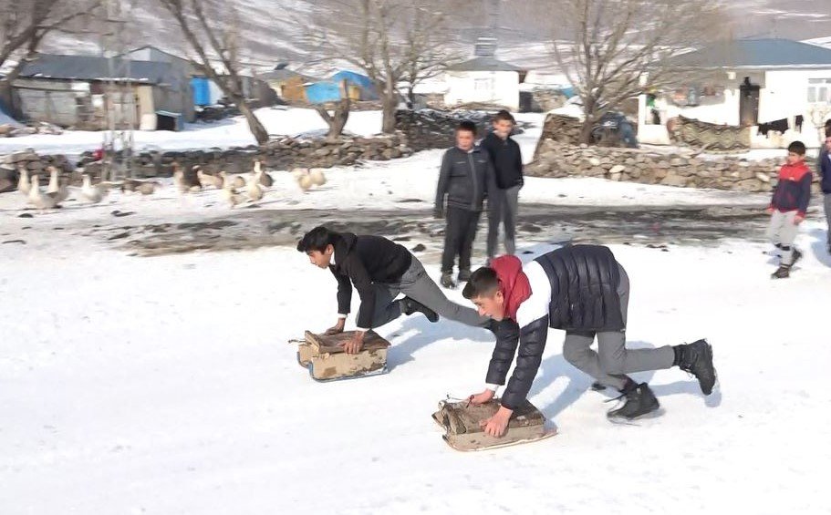 Ardahanlı çocukların kızak keyfi