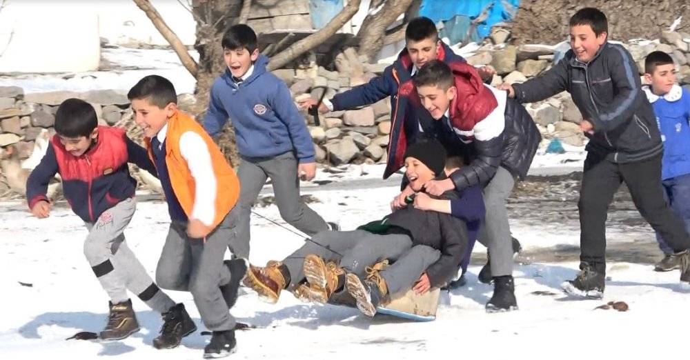 Ardahanlı çocukların kızak keyfi