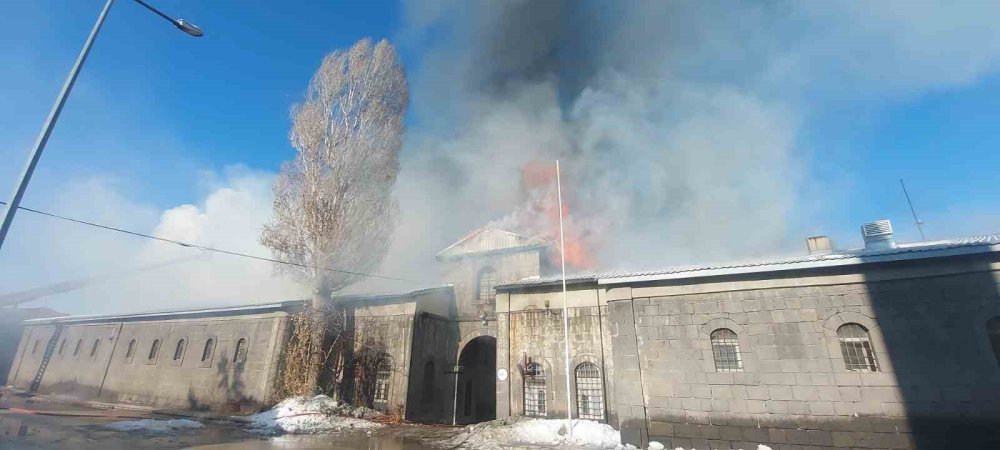 Erzurum'daki tarihi taş ambarlarda yangın