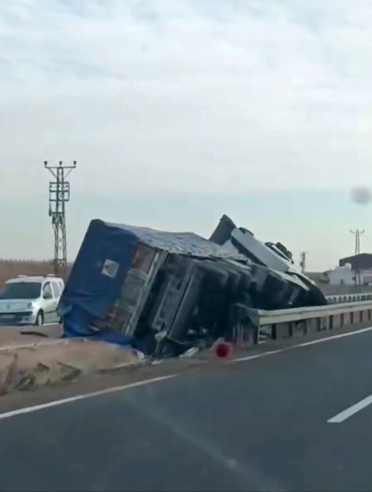 Kontrolden çıkan tır devrildi: 1 şahıs yaralandı