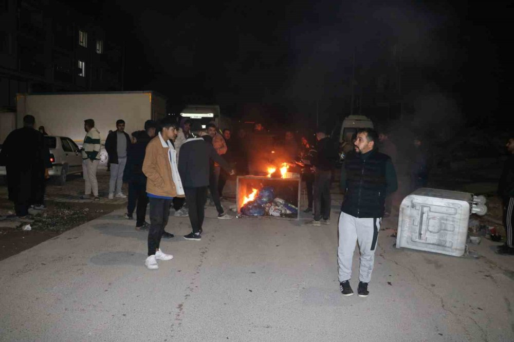 Urfa'da elektrik kesintisi mahalleyi sokağa döktü