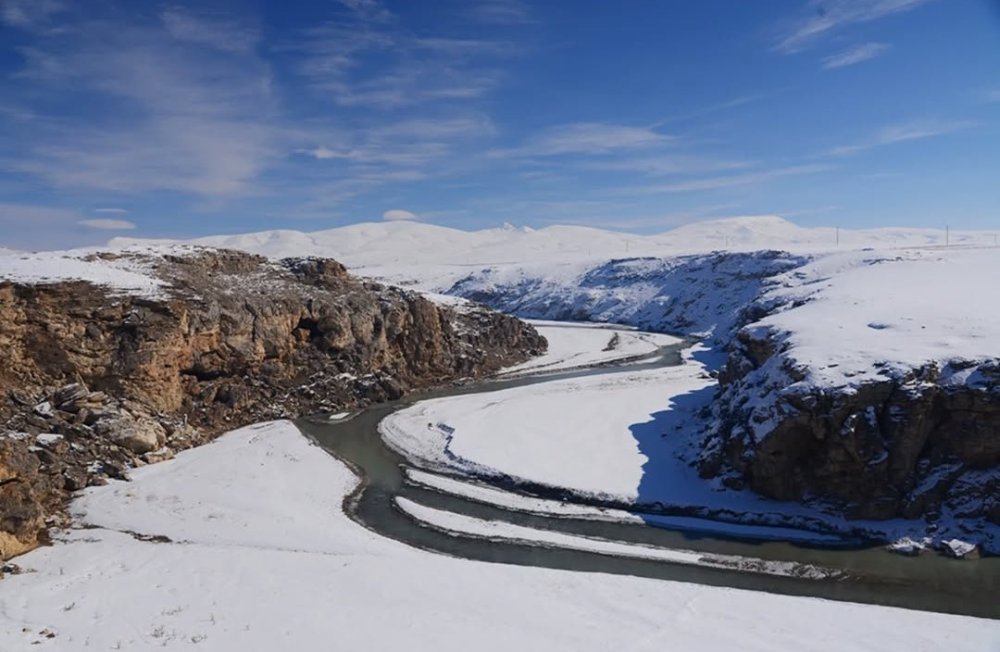 Diyadin'de Murat nehri buz tuttu
