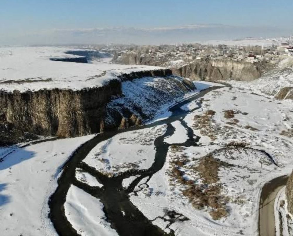 Diyadin'de Murat nehri buz tuttu