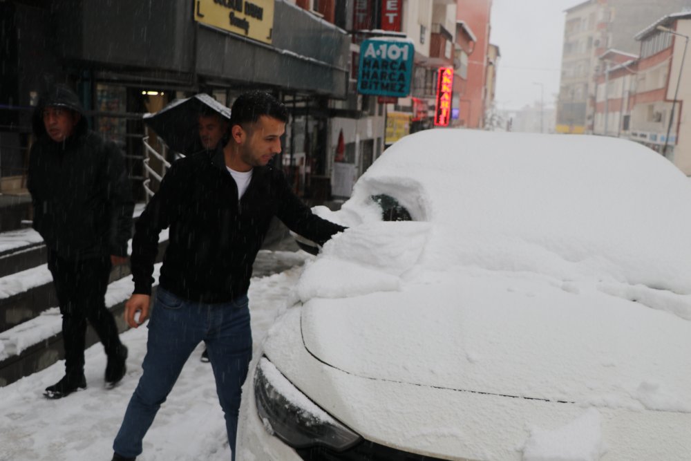 Hakkari'de kar yağışı hayatı olumsuz etkiledi